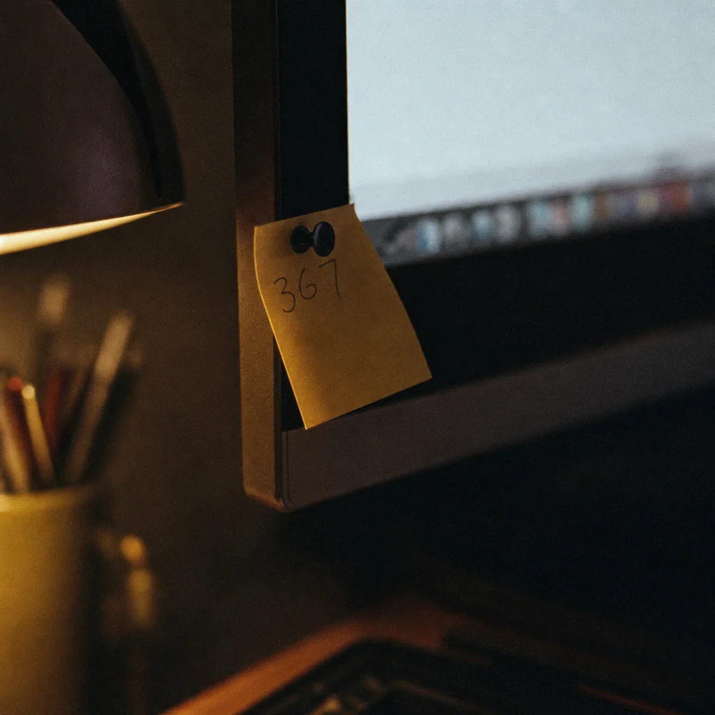 Sticky note stop-loss reminder beside a monitor, poker discipline routine